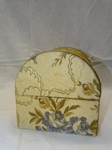 -ANCIEN COFFRET A BIJOUX ou AUTRE EN CARTON Habillé de TISSU TAPISSERIE    D