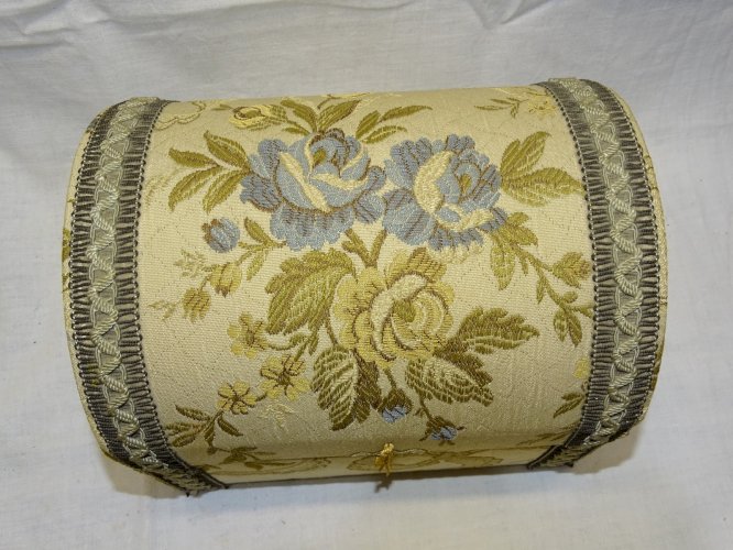 -ANCIEN COFFRET A BIJOUX ou AUTRE EN CARTON Habillé de TISSU TAPISSERIE    D
