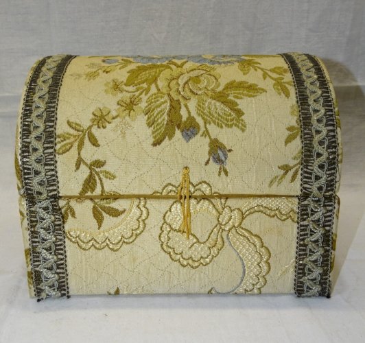 -ANCIEN COFFRET A BIJOUX ou AUTRE EN CARTON Habillé de TISSU TAPISSERIE    D