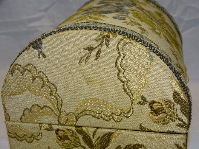 -ANCIEN COFFRET A BIJOUX ou AUTRE EN CARTON Habillé de TISSU TAPISSERIE    D