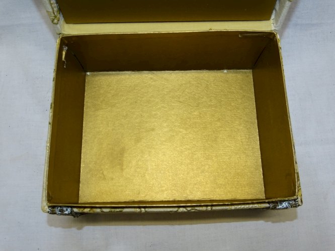-ANCIEN COFFRET A BIJOUX ou AUTRE EN CARTON Habillé de TISSU TAPISSERIE    D