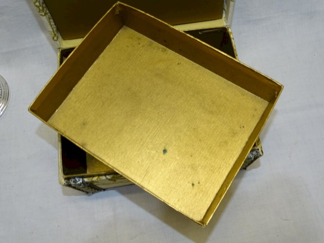 -ANCIEN COFFRET A BIJOUX ou AUTRE EN CARTON Habillé de TISSU TAPISSERIE    D
