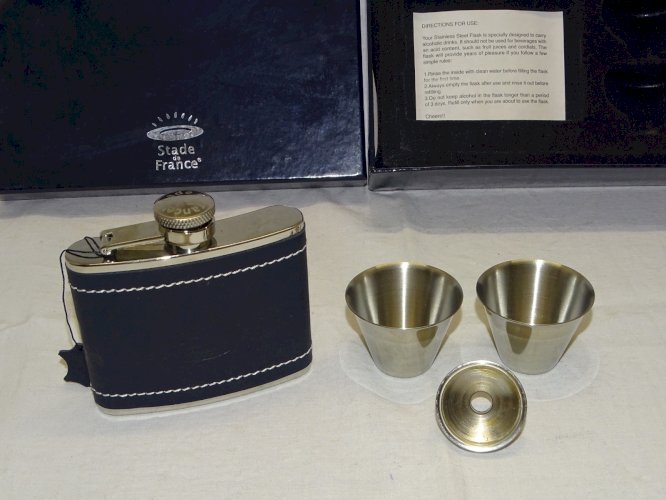 -ANCIEN COFFRET STADE DE FRANCE FLASQUE acier à alcool & 2 godets + ENTONNOIR  D
