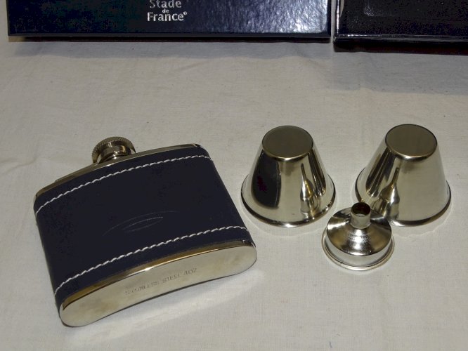 -ANCIEN COFFRET STADE DE FRANCE FLASQUE acier à alcool & 2 godets + ENTONNOIR  D