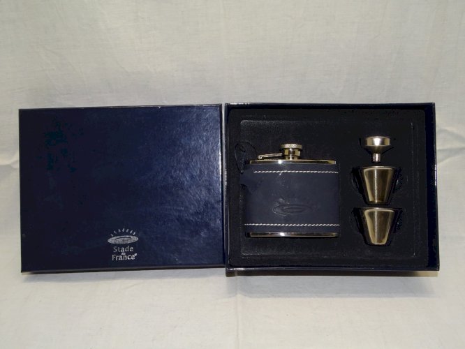 -ANCIEN COFFRET STADE DE FRANCE FLASQUE acier à alcool & 2 godets + ENTONNOIR  D