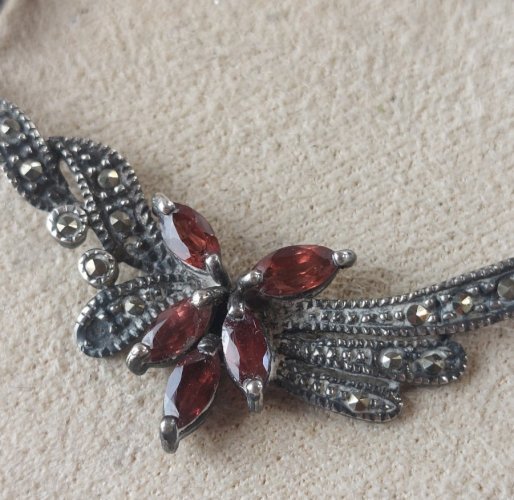 Ancien collier art deco, pierre rouge et marcassite, en argent