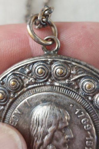 Ancien collier avec médaille / pendentif, Napoléon I, en métal argenté
