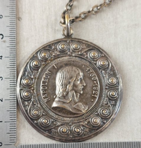 Ancien collier avec médaille / pendentif, Napoléon I, en métal argenté