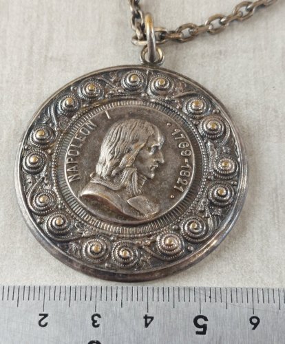 Ancien collier avec médaille / pendentif, Napoléon I, en métal argenté