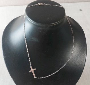 Ancien collier avec pendentif, croix latérale, en argent massif ^
