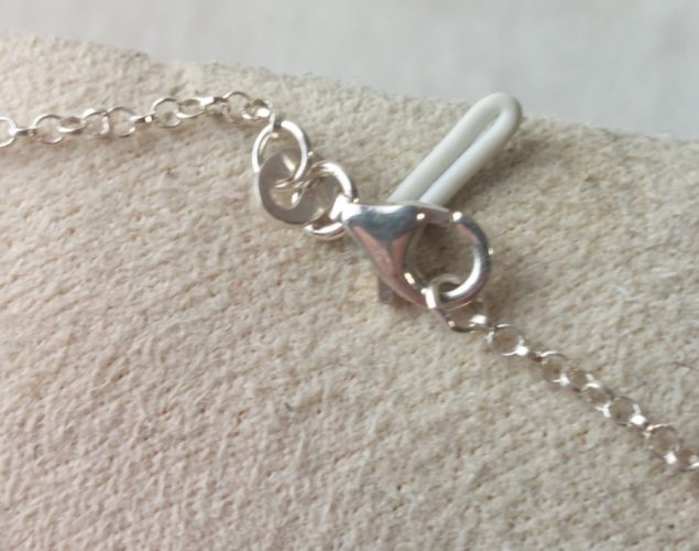 Ancien collier avec pendentif, croix latérale, en argent massif ^