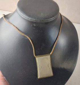 Ancien collier avec pendentif ethnique / berbère / Touareg, en laiton