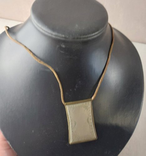 Ancien collier avec pendentif ethnique / berbère / Touareg, en laiton