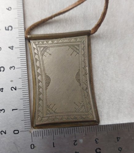 Ancien collier avec pendentif ethnique / berbère / Touareg, en laiton