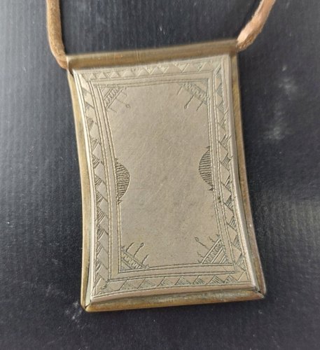 Ancien collier avec pendentif ethnique / berbère / Touareg, en laiton