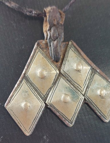 Ancien collier avec pendentif ethnique / berbère / Touareg ^