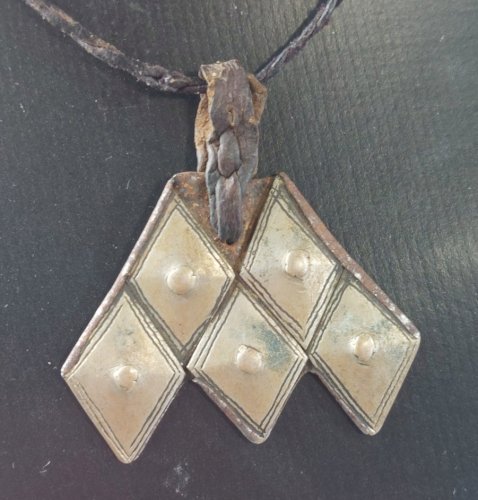 Ancien collier avec pendentif ethnique / berbère / Touareg ^