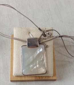 Vintage necklace with mother-of-pearl pendant and solid silver.