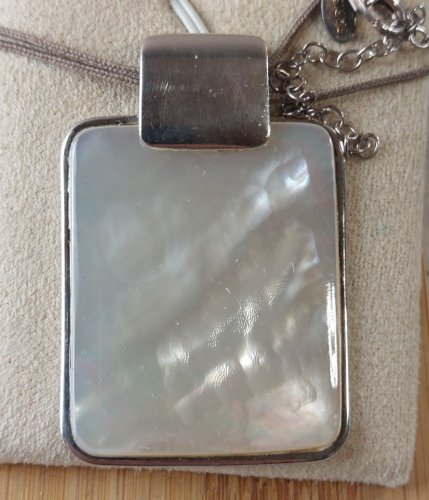 Ancien collier avec pendentif nacré et argent massif