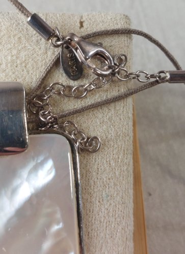 Ancien collier avec pendentif nacré et argent massif