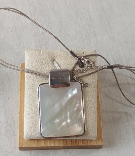 Ancien collier avec pendentif nacré et argent massif