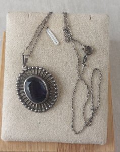 Ancien collier avec pendentif pierre mauve, en argent ^