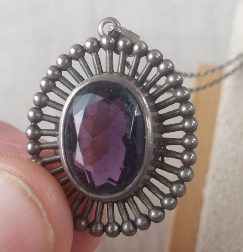 Ancien collier avec pendentif pierre mauve, en argent ^