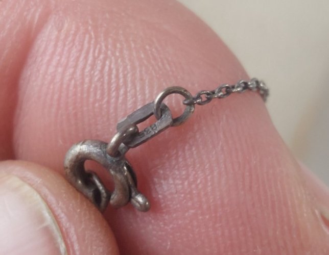 Ancien collier avec pendentif pierre mauve, en argent ^