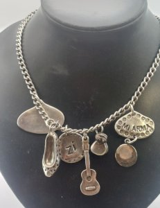Ancien collier avec pendentifs / charms, Uno de 50 ^