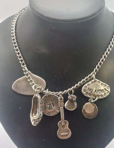 Ancien collier avec pendentifs / charms, Uno de 50 ^