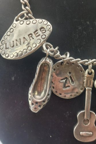 Ancien collier avec pendentifs / charms, Uno de 50 ^