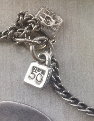 Ancien collier avec pendentifs / charms, Uno de 50 ^