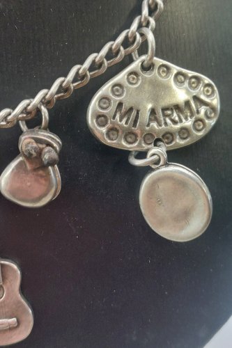 Ancien collier avec pendentifs / charms, Uno de 50 ^
