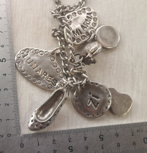 Ancien collier avec pendentifs / charms, Uno de 50 ^
