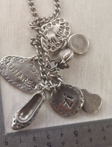 Ancien collier avec pendentifs / charms, Uno de 50 ^