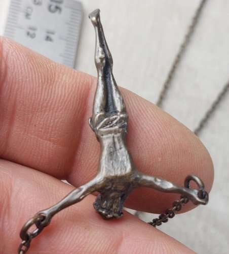 Ancien collier, Christ, style Salvador Dali, en argent massif, minerve