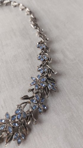 Ancien collier, décor strass, en métal argenté, Saoya
