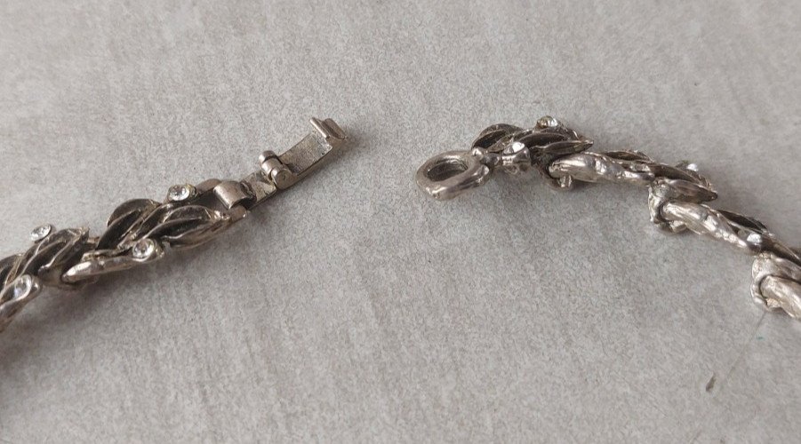 Ancien collier, décor strass, en métal argenté, Saoya