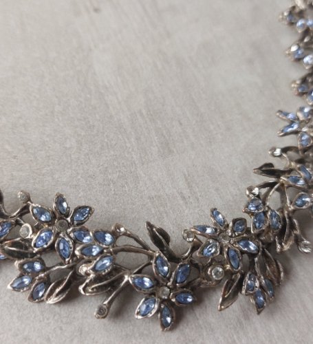 Ancien collier, décor strass, en métal argenté, Saoya