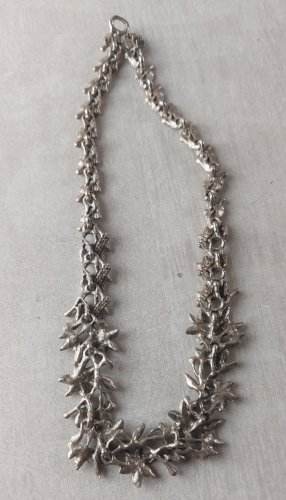 Ancien collier, décor strass, en métal argenté, Saoya