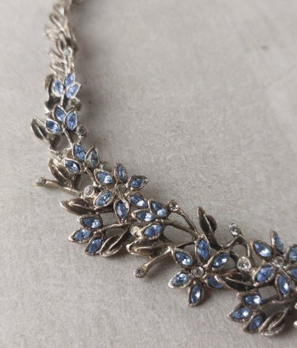 Ancien collier, décor strass, en métal argenté, Saoya