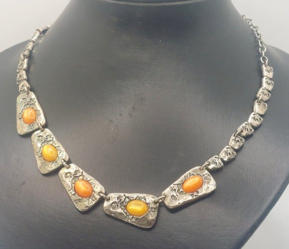 Ancien collier, en métal argenté, Lili la pie ^