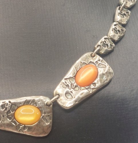 Ancien collier, en métal argenté, Lili la pie ^