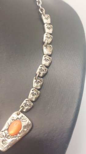 Ancien collier, en métal argenté, Lili la pie ^