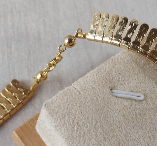 Ancien collier, en métal doré