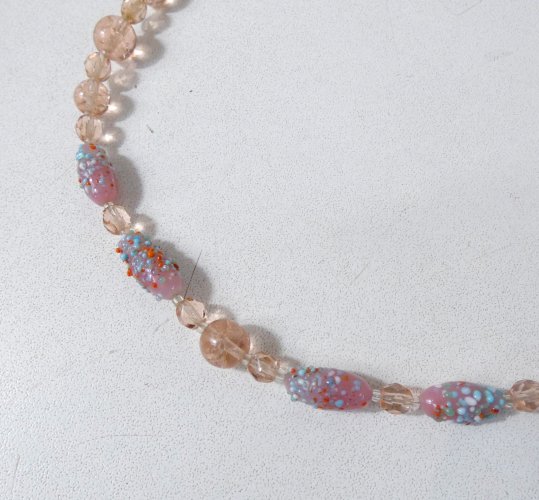 ancien collier perles de verre murano opaline rose mouchetée pépites vintage