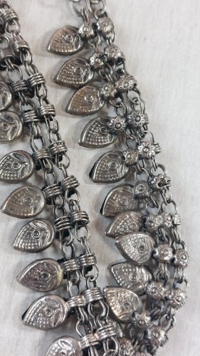 Ancien collier style plastron ethnique / Inde, en métal argenté