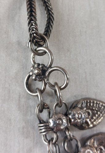 Ancien collier style plastron ethnique / Inde, en métal argenté