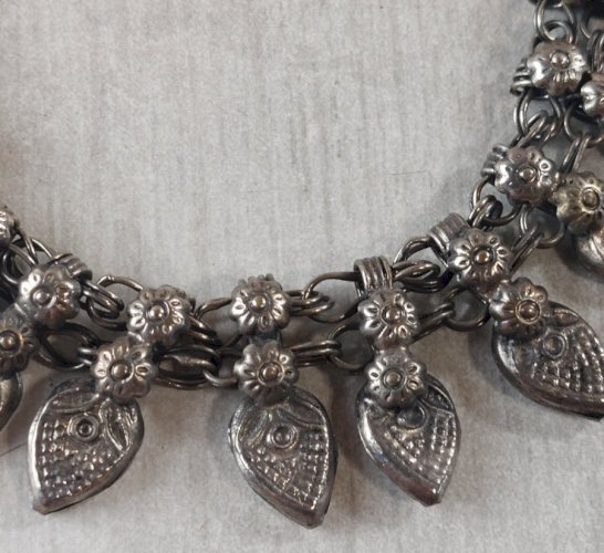 Ancien collier style plastron ethnique / Inde, en métal argenté