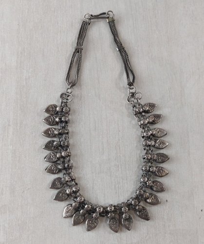 Ancien collier style plastron ethnique / Inde, en métal argenté